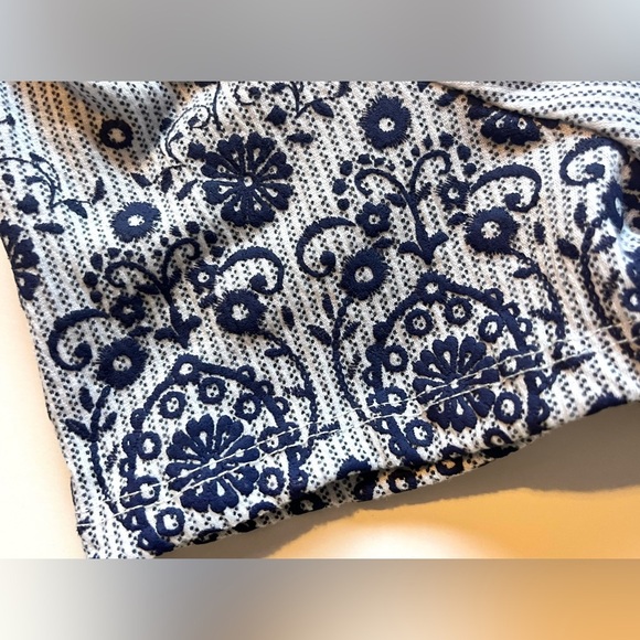 Absolutely Famous Blue and White Patterned Blouse Tee Women’s Size Small - Picture 10 of 10